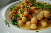 Chickpeas with Cured Pork (Syglino)