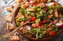 Λιβανέζικη σαλάτα Fattoush με ντομάτες πιπεριές και αραβική πίτα