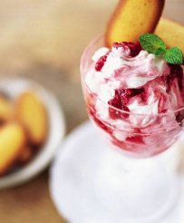 Mediterranean Yogurt Cream with Summer Fruits 