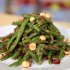 Σαλάτα με φασολάκια , καραμελωμένα κρεμμύδια και φουντούκια
