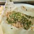 Λαβράκι papillote, τυλιγμένο στο χαρτί, με κρασί και αρωματικά