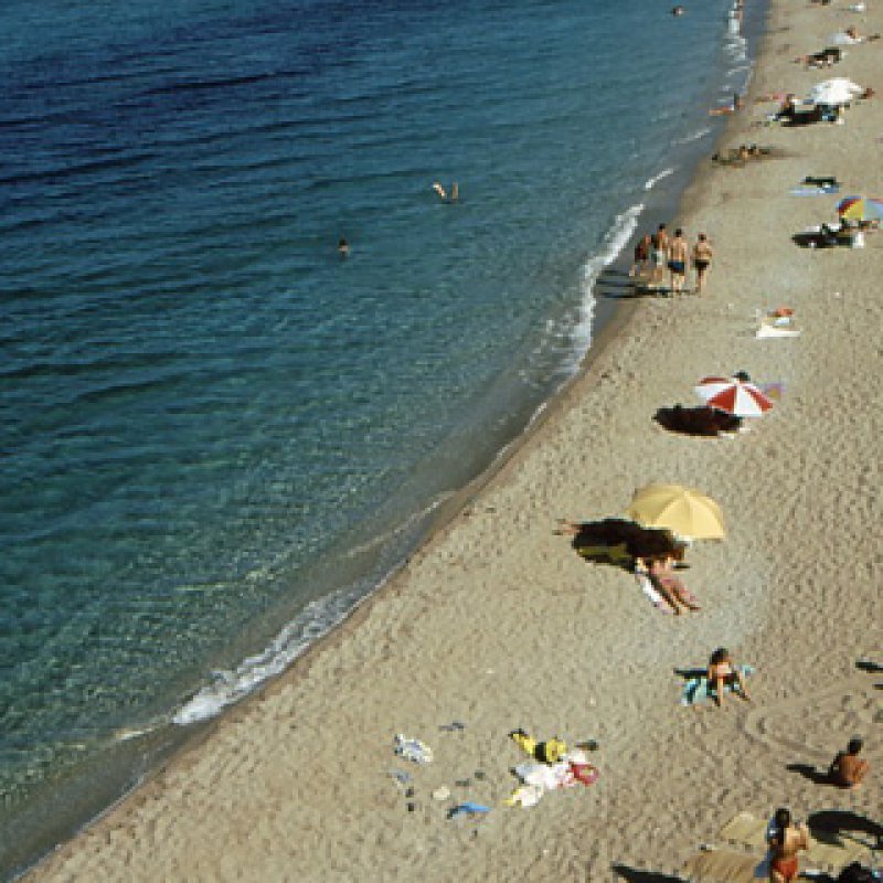 CYCLADES - ANTIPAROS - BEACH AND UMBRELLAS