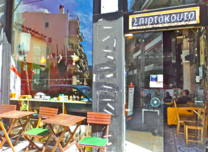 Πετράλωνα - Σπιρτόκουτο  φωτίζοντας τα σκοτεινά βράδια της κρίσης