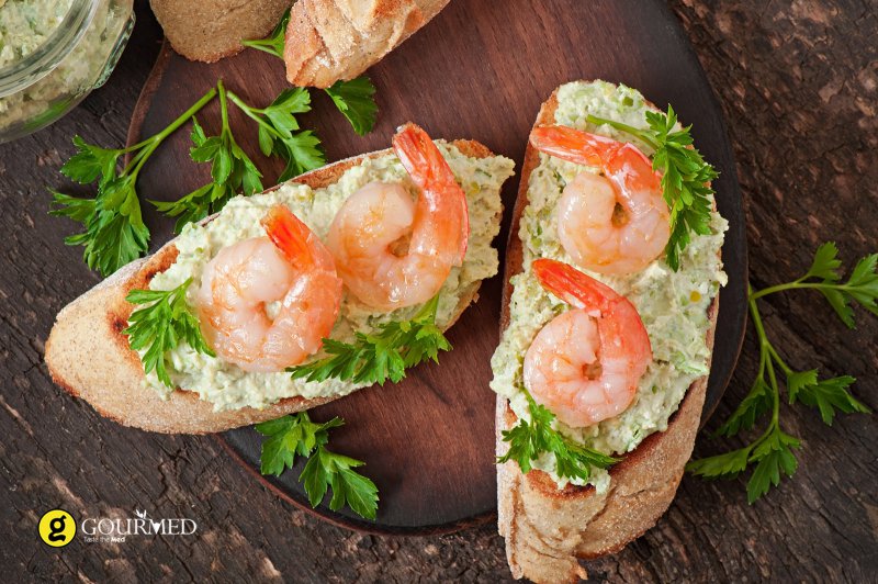 Bruschetta with shrimp and parsley dip