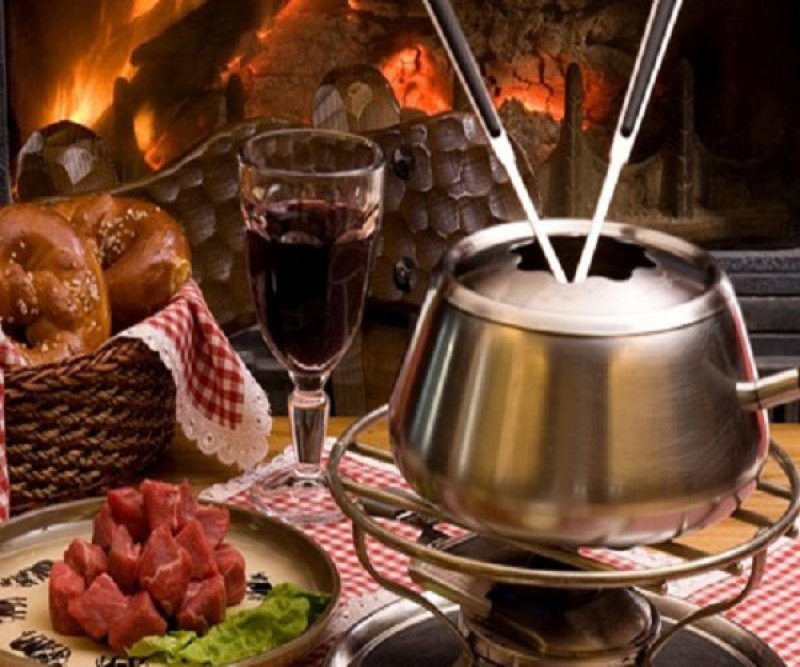 Meat Fondue with Tomato Sauce