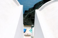 GREECE - CYCLADES - SANTORINI - WHITE WALLS