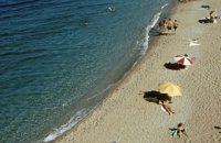 CYCLADES - ANTIPAROS - BEACH AND UMBRELLAS