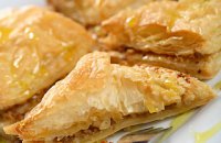 320 x 320: FOOD - DESSERT - GREEK - SYRUPED PHYLLO PASTRY STUFFED WITH CHOPPED NUTS (BAKLAVA)