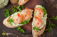 Bruschetta with shrimp and parsley dip