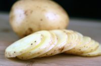 Λαβράκι με κρούστα πατάτας και αρωματική σάλτσα από βούτυρο και δενδρολίβανο