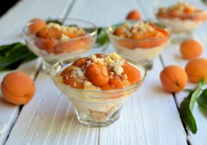 Baked apricots with almond biscuits