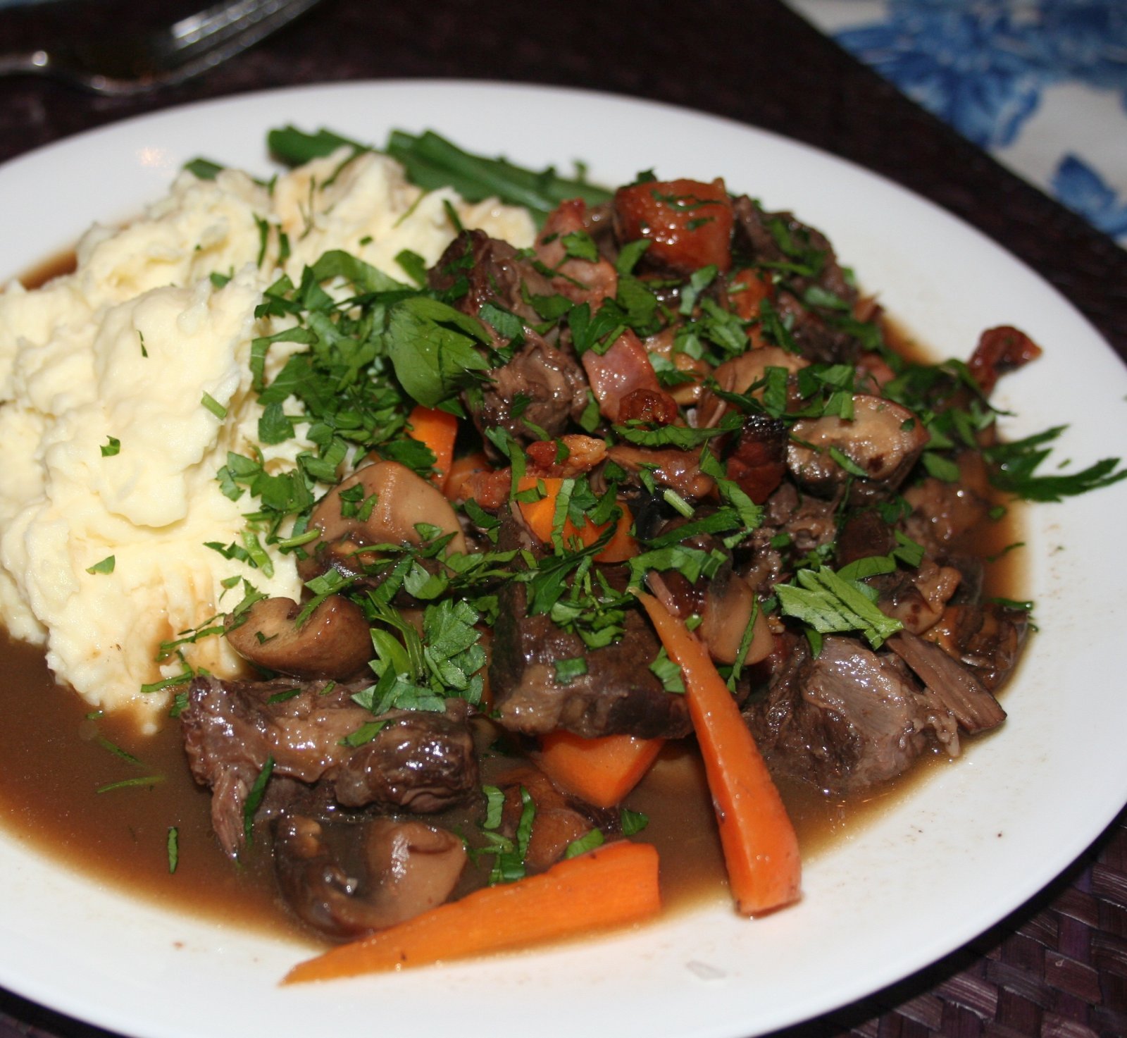 Μοσχάρι μπουργκινιόν ( bourguignon )