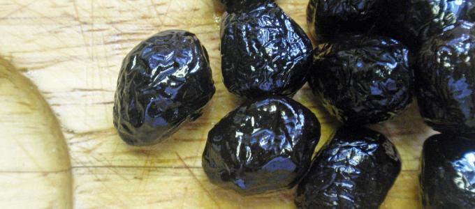 Pan-fried Wrinkled Black olives with Onions, Oregano and Garlic