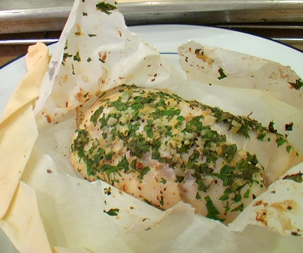 Λαβράκι papillote, τυλιγμένο στο χαρτί, με κρασί και αρωματικά