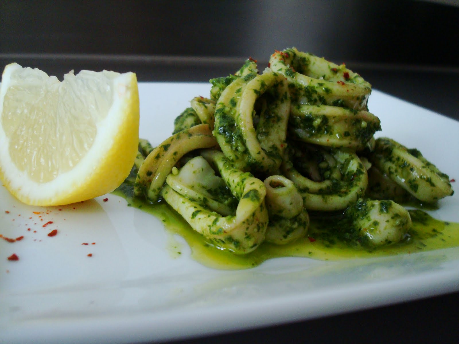 Καλαμαράκια με σάλτσα pesto