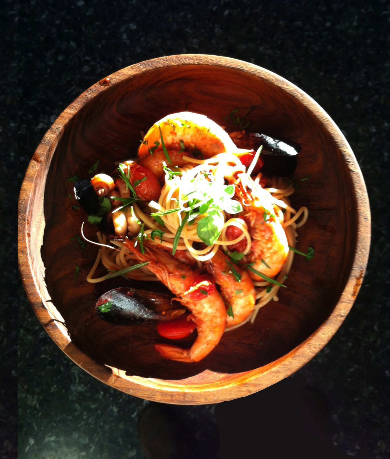 Kόκκινα spaghettini με θαλασσινά και μυρωδικά